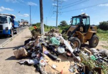 Manaus limpa hoje o lixo que insiste em voltar amanhã