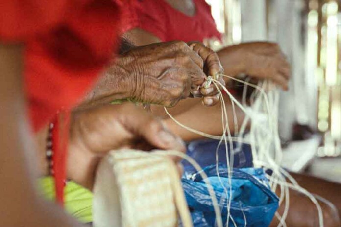 Mulheres-indígenas-tecendo-cestarias