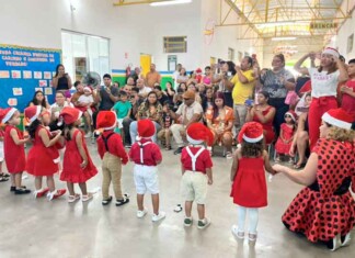 Crianças superam timidez e arrancam aplausos em cantata de Natal