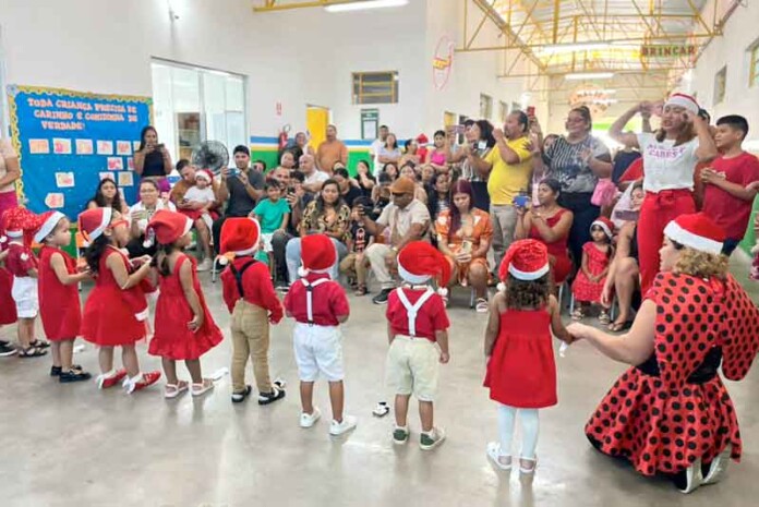 Natal-ganha-voz-infantil-e-emociona-moradores-do-Santa-Etelvina