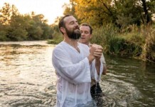 O batismo salva? Entenda o que a Bíblia ensina sobre fé e obras