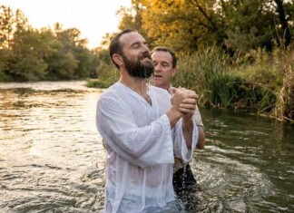 O batismo salva? Entenda o que a Bíblia ensina sobre fé e obras