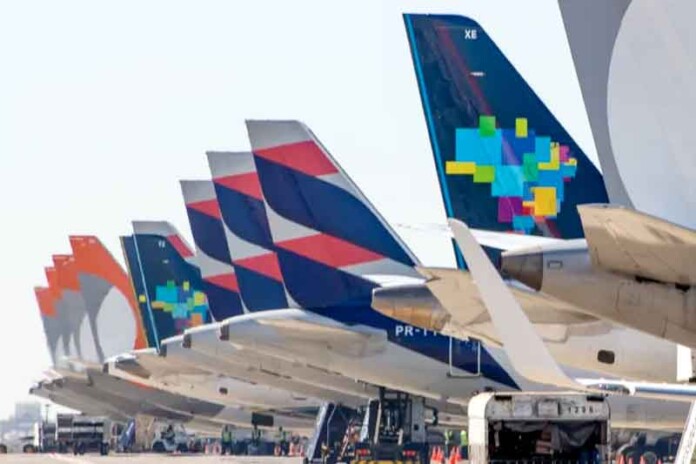 Pilotos-de-avião-e-comissários-aprovam-reajuste-salarial-e-descartam-greve