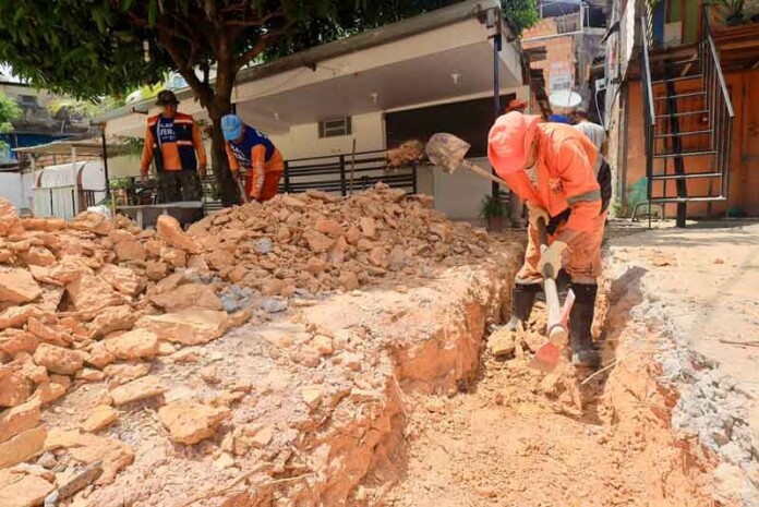 Prefeitura-de-Manaus-atende-moradores-e-implanta-nova-tubulação-em-praça-do-Alvorada1