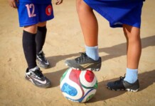 Entre a bola e o atendimento: campo de futebol se torna espaço de dignidade