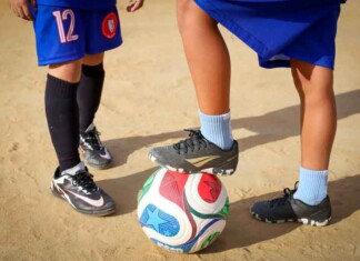 Entre a bola e o atendimento: campo de futebol se torna espaço de dignidade