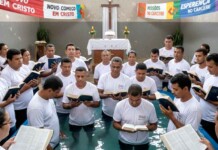 Quando a Bíblia entra no cárcere, o que realmente muda? Internos dão a resposta