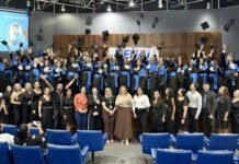 Formandos que enfrentaram trabalho, filhos e perdas celebram vitória no palco do SENAI