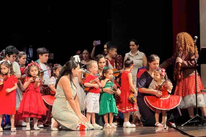 Um-palco-centenário,-pequenos-artistas-e-uma-grande-homenagem-ao-Brasil