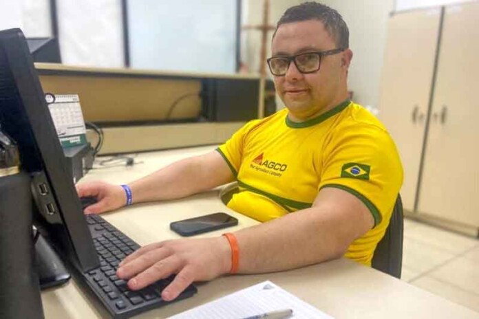 Vinícius-Bender,-colaborador-com-síndrome-de-Down,-está-há-20-anos-na-AGCO