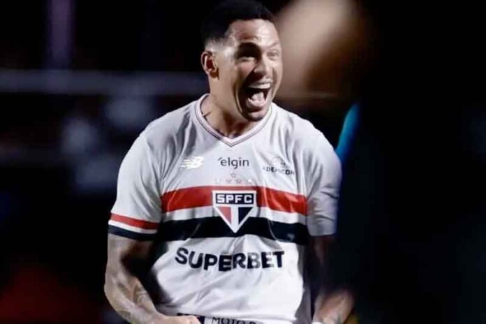 Flamengo-domina-mas-São-Paulo-é-letal-e-começa-o-Brasileirão-com-vitória