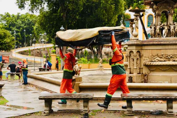 Limpa-de-manhã-suja-à-tarde-Praça-da-Matriz-escancara-o-caos-no-centro-de-Manaus2