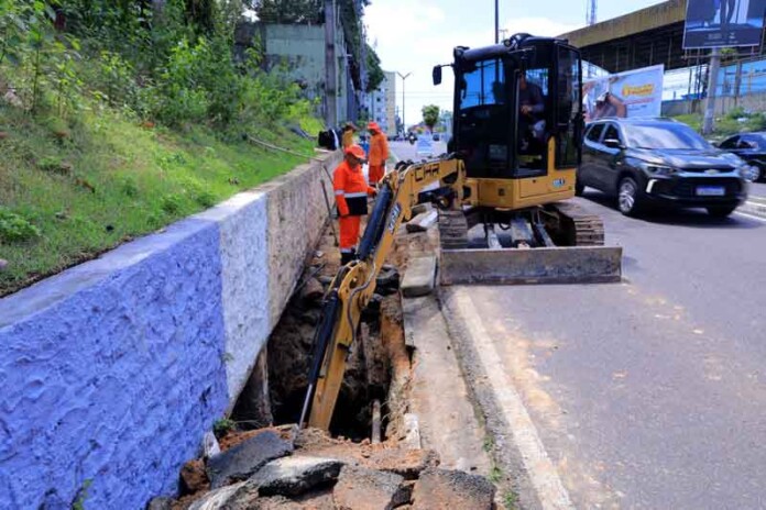 Prefeitura-de-Manaus-recupera-30-metros-de-galeria-subterrânea-na-avenida-Maceió