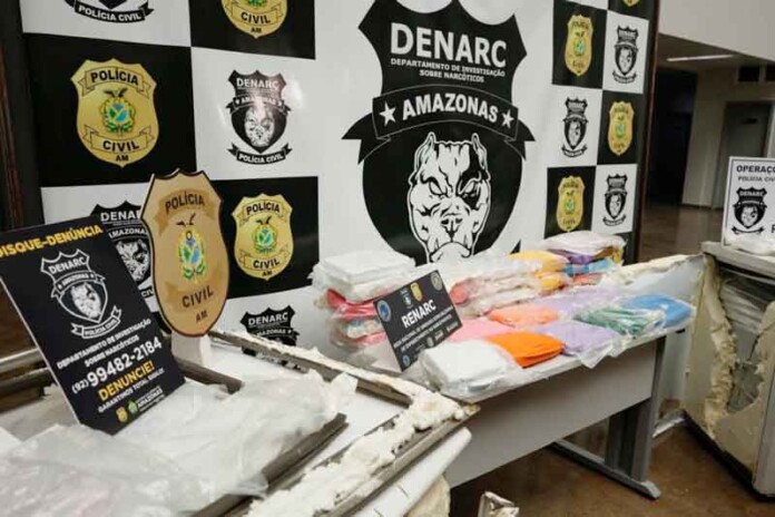 Um-freezer-chamou-atenção-e-levou-à-apreensão-de-droga-milionária-em-Manaus