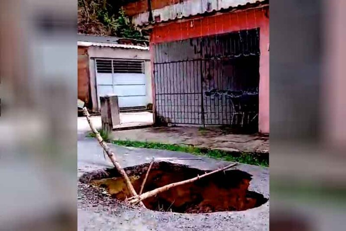 Perigo-iminente-Cratera-oca-ameaça-engolir-casas-e-isolar-moradores-no-Riacho-Doce-2
