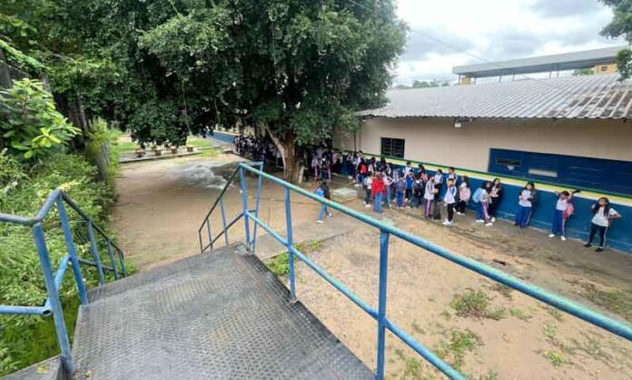 Alunos-enfrentam-riscos-e-falta-de-merenda-por-problemas-estruturais-em-escola-na-Cachoeirinha