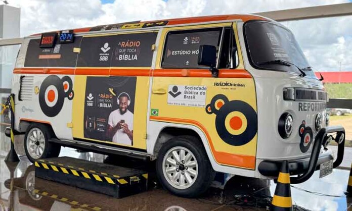 Bíblia-ganha-sotaque-brasileiro-em-projeto-inovador-que-percorre-as-ruas-da-Bahia-em-uma-Kombi