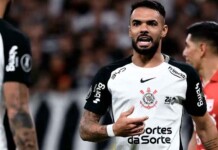 Corinthians sob comando de Fernando Diniz domina e garante o topo do grupo na Libertadores
