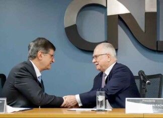 Edson Fachin lidera decisão que mantém privilégios e reacende revolta sobre salários acima do teto