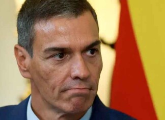 O jogo de aparências de Sánchez entre os negócios com a China e o cerco jurídico em Madri