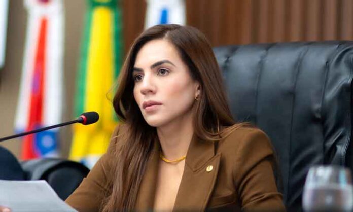 Débora-Menezes