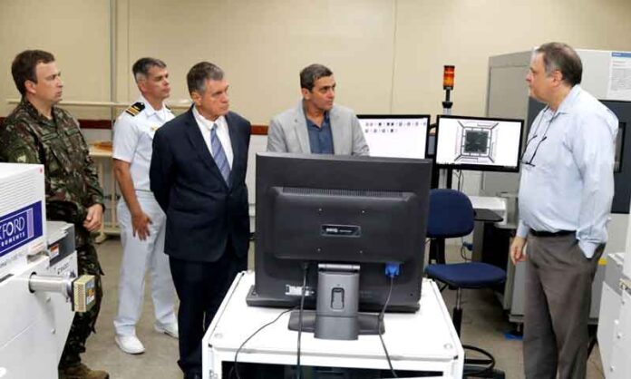 Élvio-Dutra-apresenta-instalações-do-ISI-à-comitiva