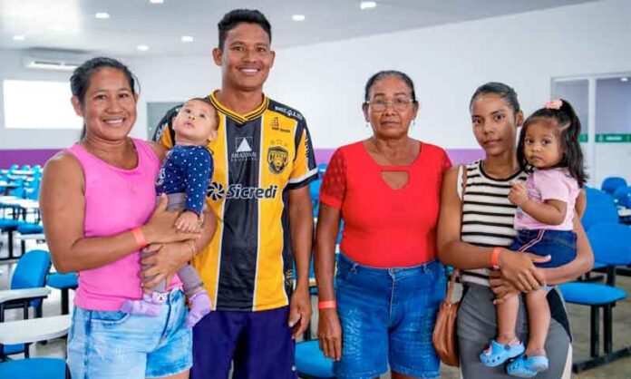 Família-viaja-seis-horas-de-barco-para-conseguir-atendimento-jurídico-gratuito-em-Codajás