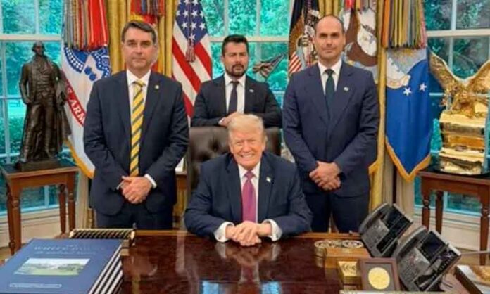 Flávio-Bolsonaro,-o-jornalista-Paulo-Figueiredo-e-o-ex-deputado-Eduardo-Bolsonaro