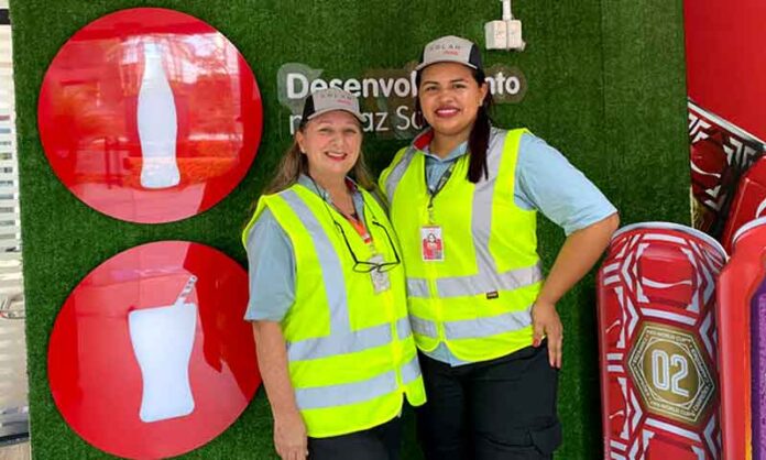 Eddy-Thais-Colmenares-e-Marelwin-Del-Valle,-colaboradoras-da-Solar-Coca-Cola