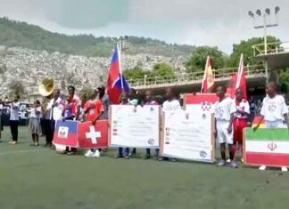 Enquanto o mundo olha para a Copa, crianças do Haiti entram em campo por um motivo maior