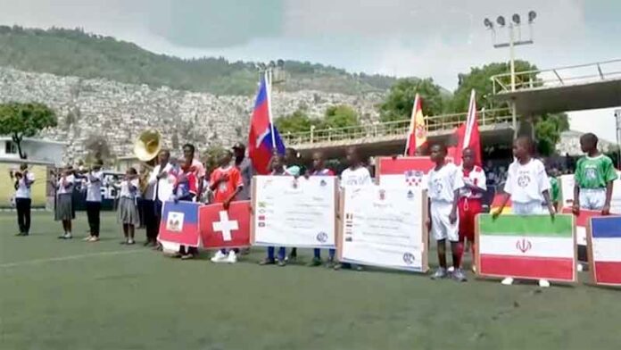 Enquanto-o-mundo-olha-para-a-Copa,-crianças-do-Haiti-entram-em-campo-por-um-motivo-maior