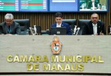 Pais de crianças com TEA podem ganhar acesso a bolsas universitárias após avanço de projeto na CMM
