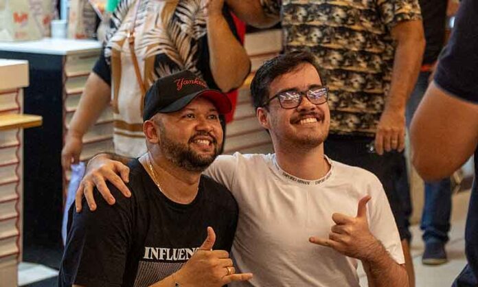 Show-gratuito-de-Uendel-Pinheiro-embala-o-Dia-dos-Namorados-no-Millennium-Shopping