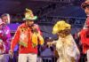 Alcione cai no palco durante show em São Luís e recebe ajuda da produção
