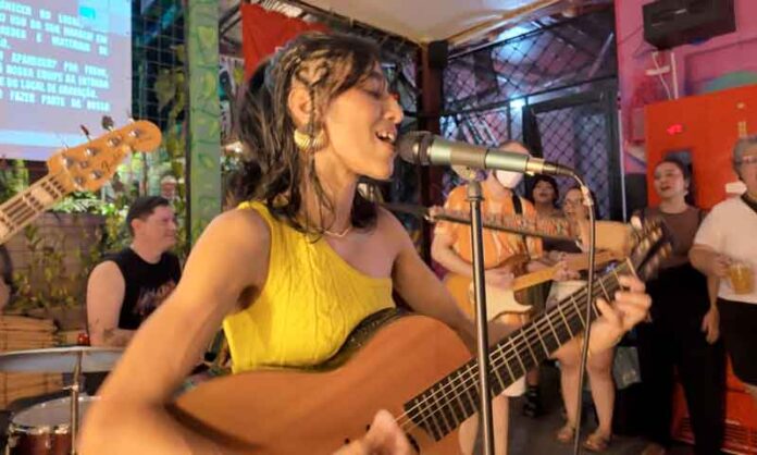 Cantora-Uma-Póvoas-lança-primeiro-álbum-solo-nas-plataformas