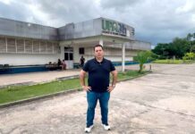 Protesto por salários atrasados leva deputado a cobrar providências para o Hospital de Tabatinga