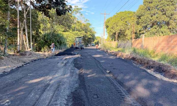 Moradores-comemoram-chegada-do-asfalto-em-trecho-crítico-do-ramal-do-Brasileirinho