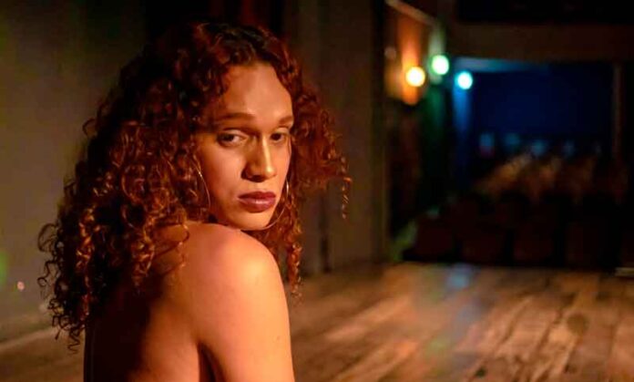“Senhora-Travesti”-estreia-em-Manaus-com-história-que-desafia-preconceitos-e-emociona-o-público