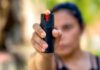 Spray de defesa pessoal para mulheres já é permitido no Brasil, mas a lei impõe restrições