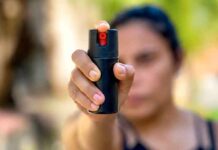 Spray de defesa pessoal para mulheres já é permitido no Brasil, mas a lei impõe restrições