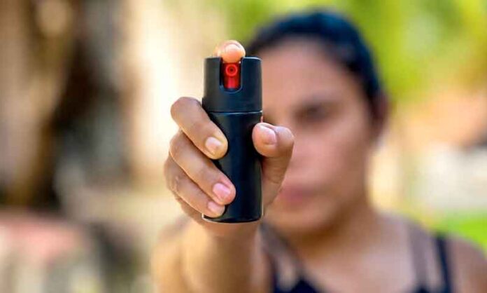 Spray-de-defesa-pessoal-para-mulheres-já-é-permitido-no-Brasil,-mas-a-lei-impõe-restrições