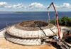 Estrutura da “Oca de Oscar Niemeyer” cresce diante do Encontro das Águas e impressiona pela imponência