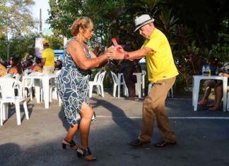 “Bolerão da Saudade” transforma encontro de idosos em tarde de música e alegria em Manaus
