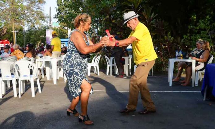“Bolerão-da-Saudade”-transforma-encontro-de-idosos-em-tarde-de-música-e-alegria-em-Manaus