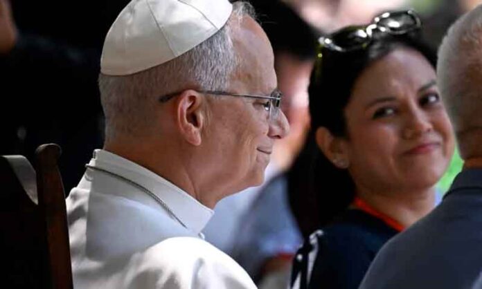 Papa-Leão-XIV-em-momento-de-interação-com-fiéis-da-igreja-católica