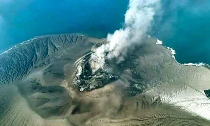 Anak-Krakatoa-volta-a-assustar-ao-expelir-fumaça-e-fogo-na-Indonésia