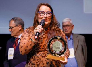 Executiva de comunicação da VINCI Airports recebe o Troféu Top de Ouro em São Paulo