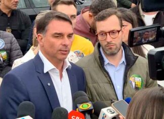 Flávio Bolsonaro visita Filipe Martins na prisão e dispara contra Alexandre de Moraes