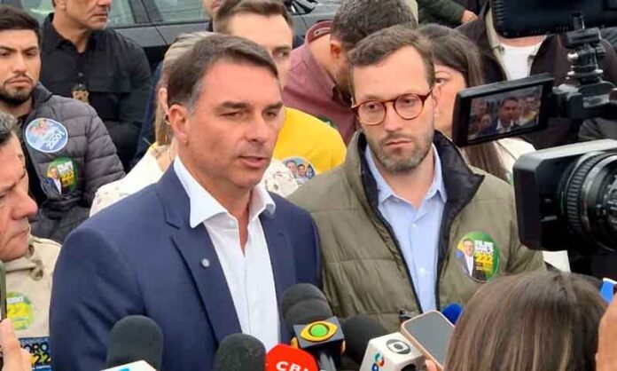 O-senador-Flávio-Bolsonaro-durante-visita-a-Filipe-Martins-no-presídio-de-Ponta-Grossa,-no-Paraná
