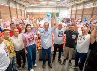 Em Nova Olinda, Omar Aziz aposta em auxílio maior, segurança e recuperação de estrada